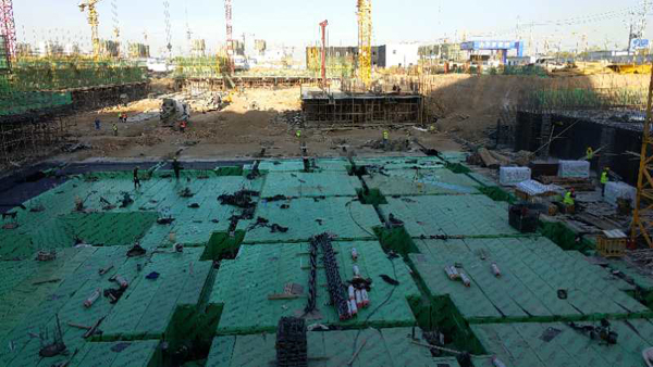 自粘強(qiáng)力交叉膜樓盤防水施工現(xiàn)場